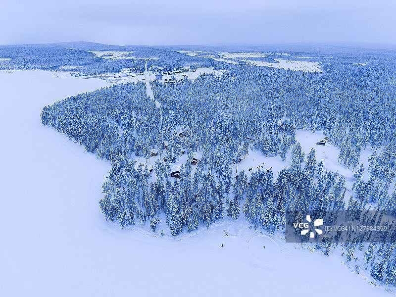 在芬兰拉普兰北极圈的托拉西皮，无人机拍摄的森林里的小屋、小屋和住宿，冬天的景色和树林里的树木图片素材