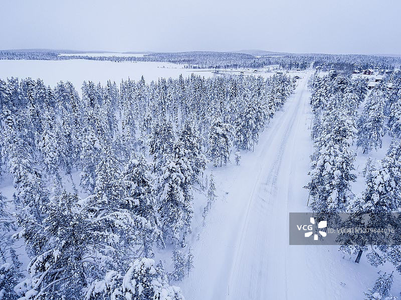 芬兰拉普兰北极圈冰雪覆盖的冬季道路状况危险图片素材