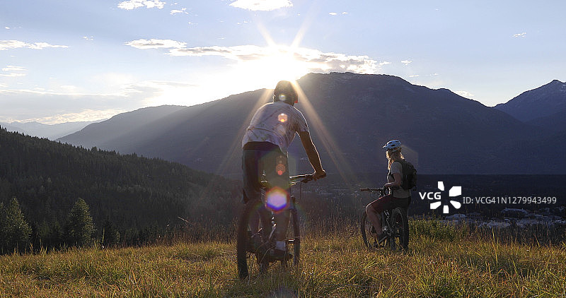 骑电动自行车穿越高山草甸图片素材