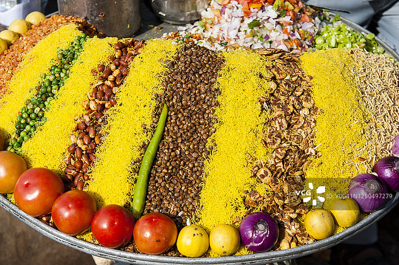 印度斋浦尔，麦片装在锥形纸里作为街头食品带走图片素材