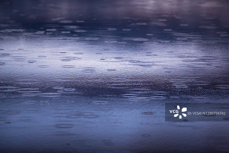 雨滴在水面-抽象的背景图片素材