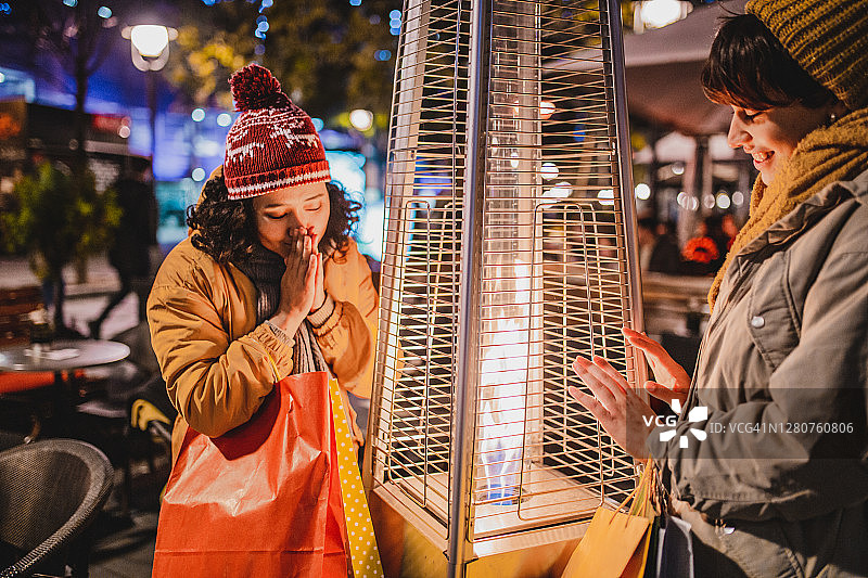 两个女性朋友在城市里玩圣诞购物图片素材