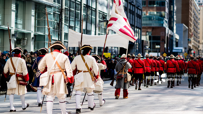 在蒙特利尔市中心的圣帕特里克节，行进乐队穿着传统的英国制服游行图片素材