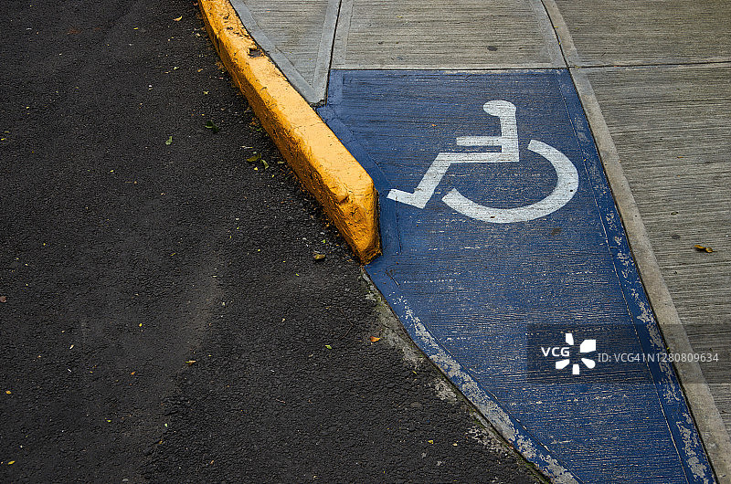 市内道路上的混凝土轮椅匝道图片素材