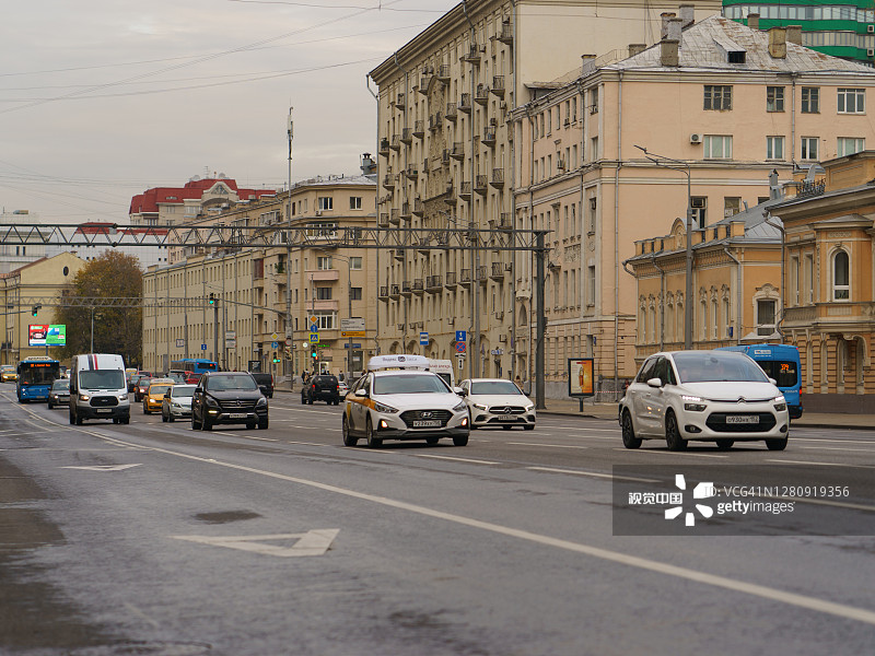 莫斯科高速公路上的交通状况图片素材