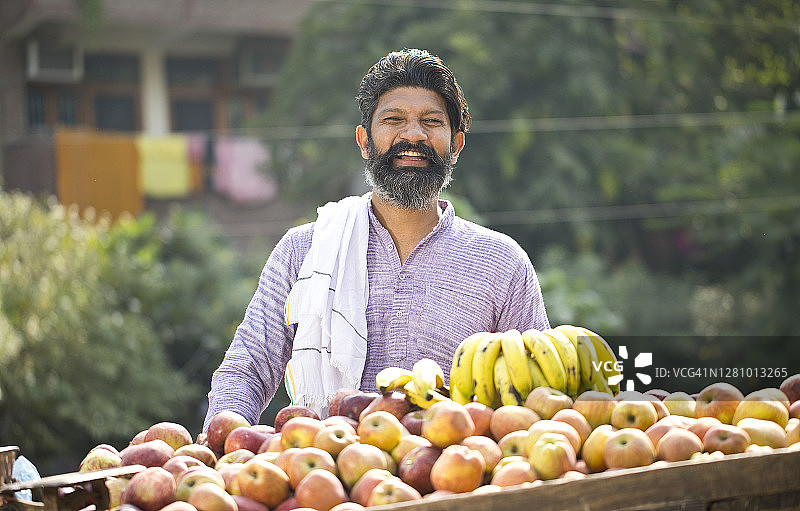 印度市场小贩在街头手推车上卖水果图片素材