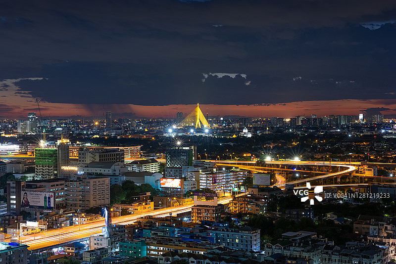 夜晚，曼谷在乌云下灯火通明图片素材