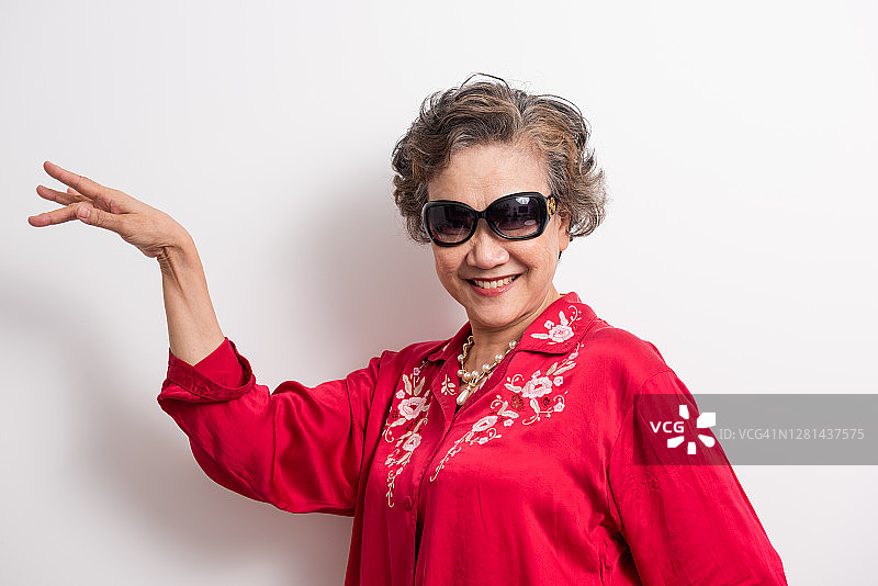 戴着太阳镜的快乐的老女人图片素材