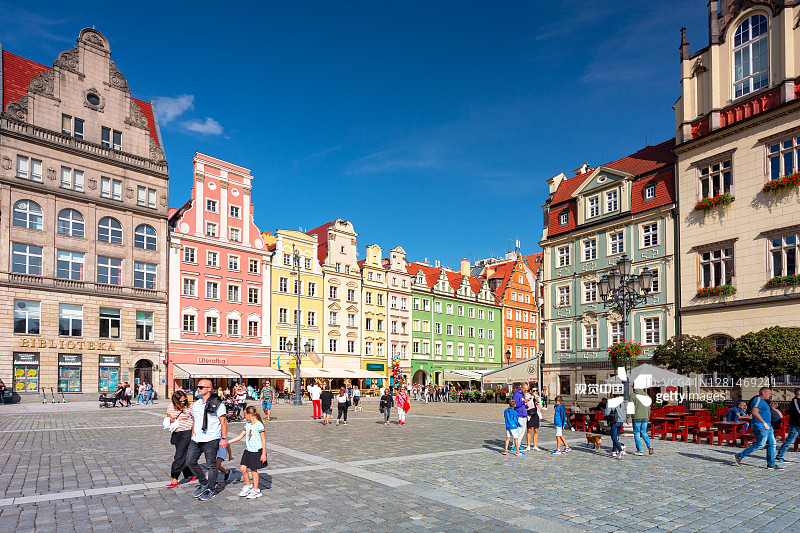 在波兰弗罗科夫，人们走在美丽的老城市场广场上图片素材
