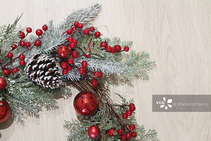 木制背景上的圣诞花环的细节图片素材