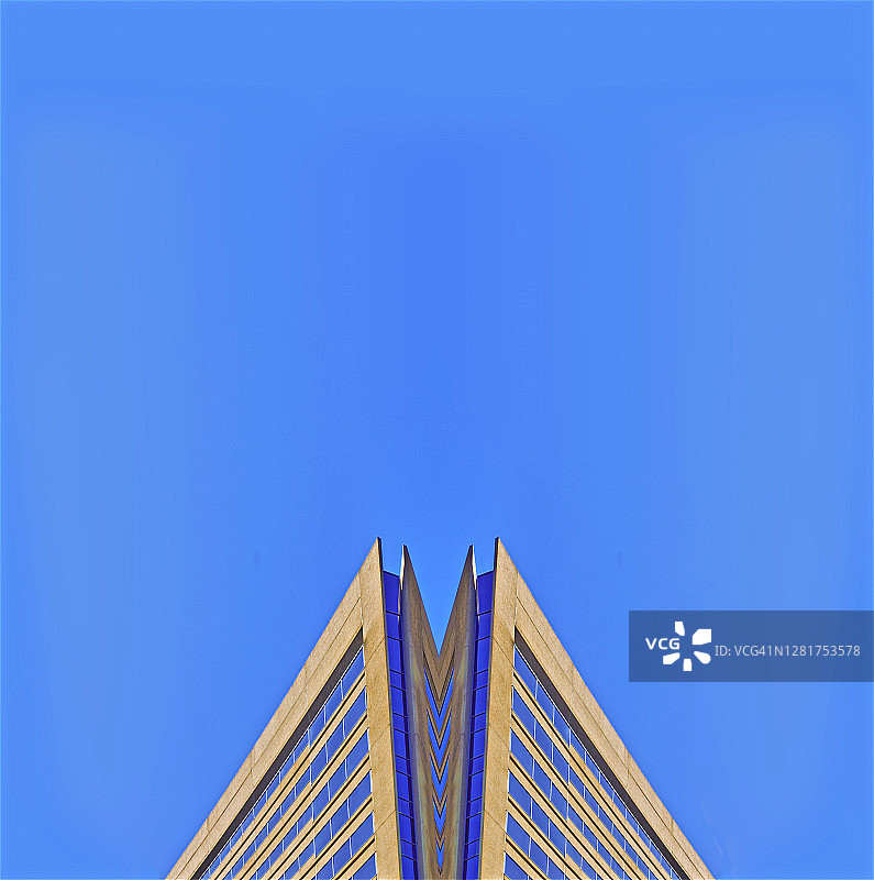 对称分裂的摩天大楼图片素材
