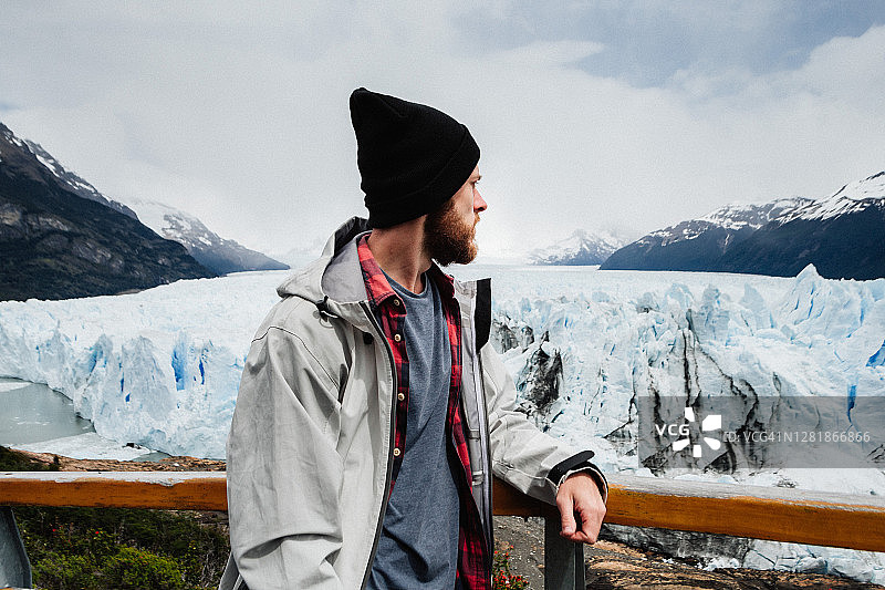 在巴塔哥尼亚的Los Glaciares国家公园，一位年轻人正在观看佩里托·莫雷诺冰川图片素材