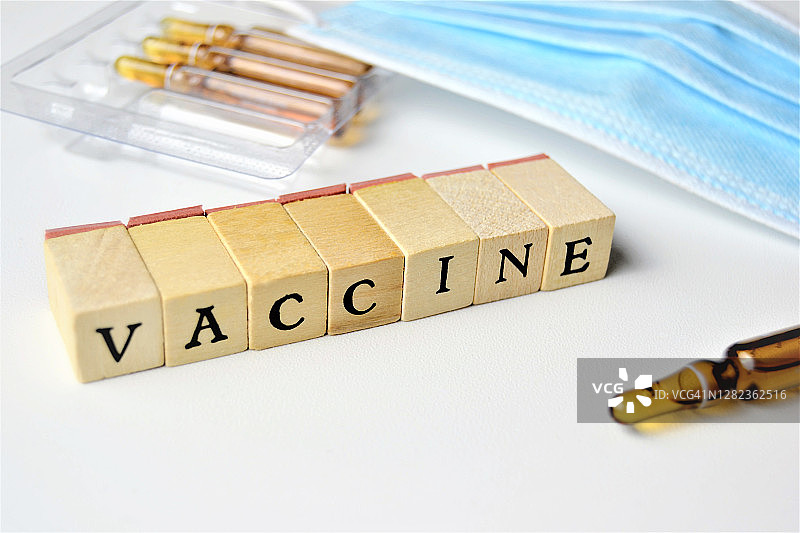 “疫苗”这个词是用疫苗小瓶拼成的图片素材
