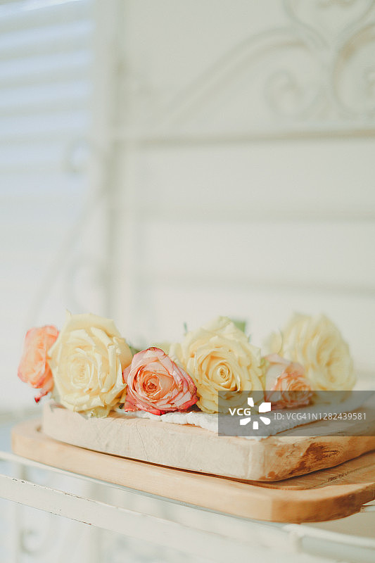 白色和橙色的玫瑰在旧的木板上图片素材