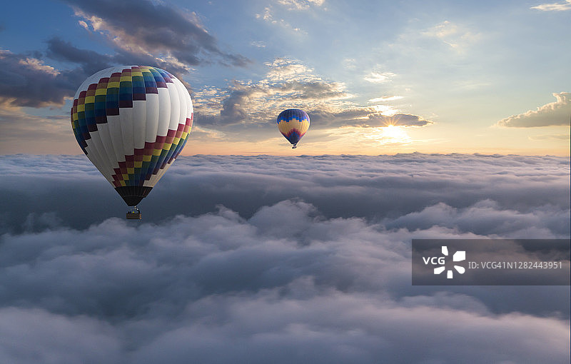 彩色的热气球在云层上飞行图片素材