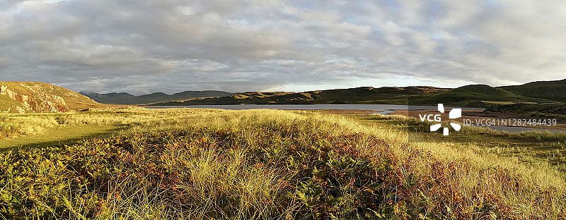 草地沙丘和Sandwood湖在Sandwood湾，萨瑟兰，苏格兰，英国图片素材