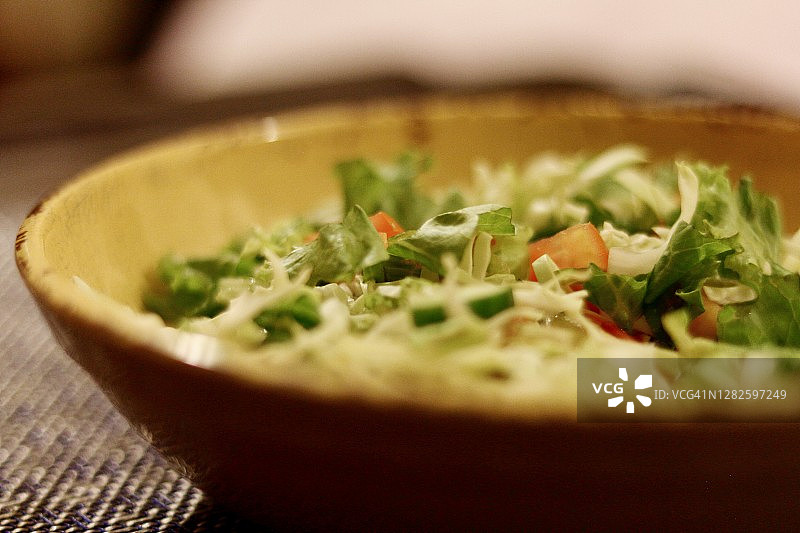 混合蔬菜沙拉在沙拉碗里。图片素材