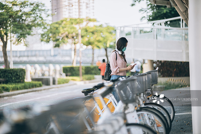 亚洲女性在市中心租用共享单车图片素材