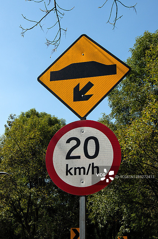 前方有减速带交通警告标志及时速20公里限速标志图片素材