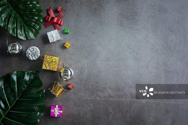 圣诞背景与冷杉树和装饰。顶部视图与复制空间图片素材