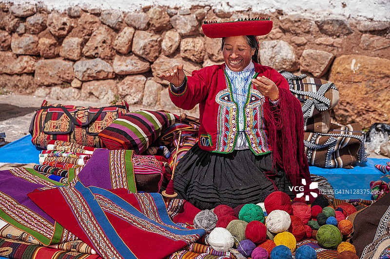 一名秘鲁妇女在秘鲁圣谷印加遗址出售纪念品图片素材