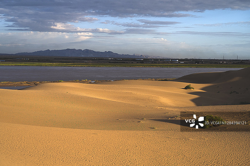 中国西部阿拉善黄河边的沙丘图片素材