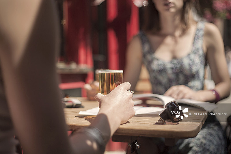 和女性朋友在酒吧喝啤酒的女人图片素材