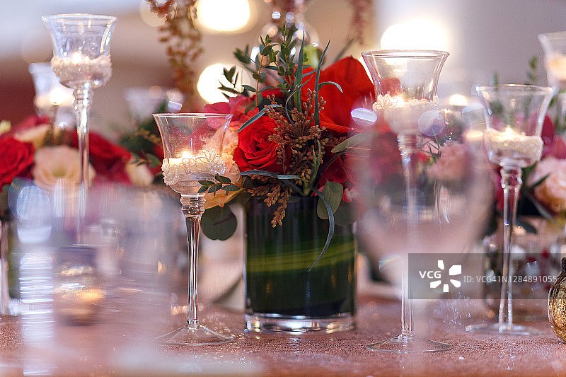 美丽的花和蜡烛灯装饰桌子近图片素材