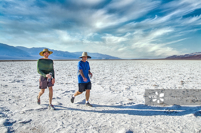 父亲和儿子在死亡谷的恶水图片素材