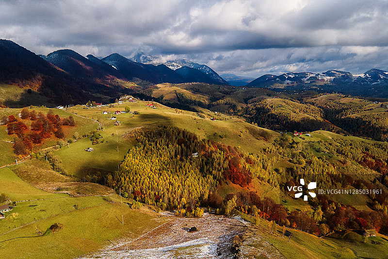 罗马尼亚的传统村庄Sirnea - Brasov。在秋冬之间。风景鸟瞰图从无人机与美丽的云彩在背景。图片素材