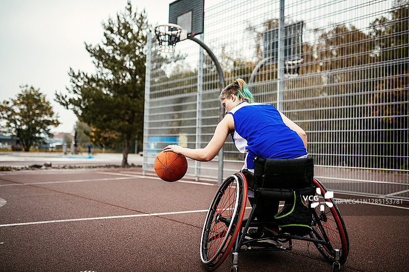 青少年在轮椅上打篮球-残疾运动和娱乐图片素材