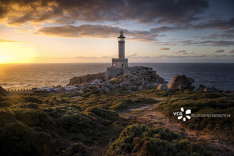 日落时分美丽的Punta Nariga灯塔。加利西亚。图片素材