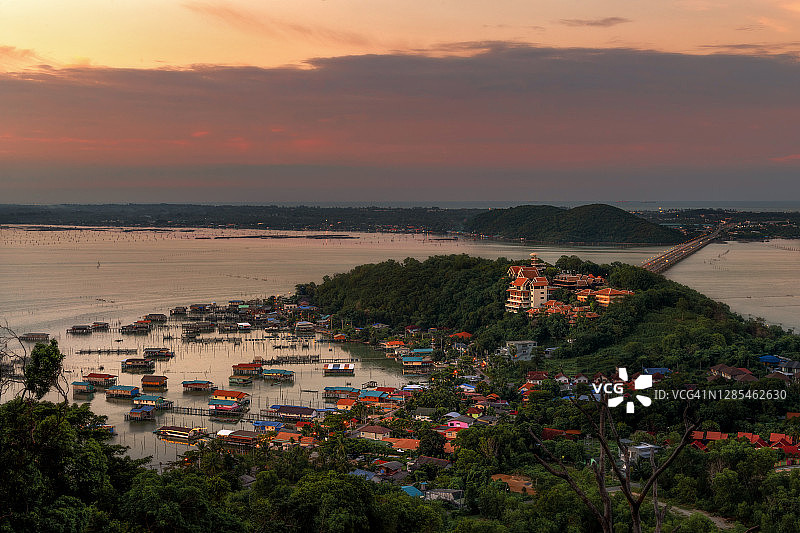 泰国宋卡约岛渔村的日落图片素材