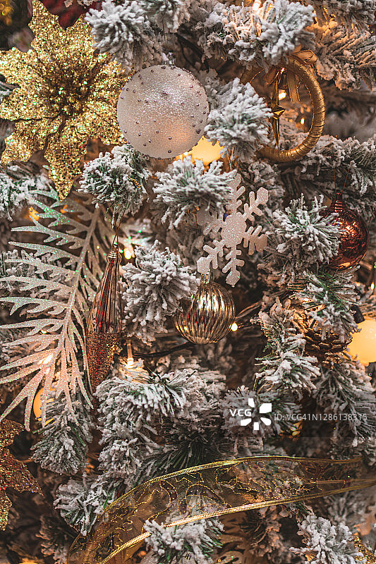 特写镜头的照明圣诞装饰圣诞树图片素材