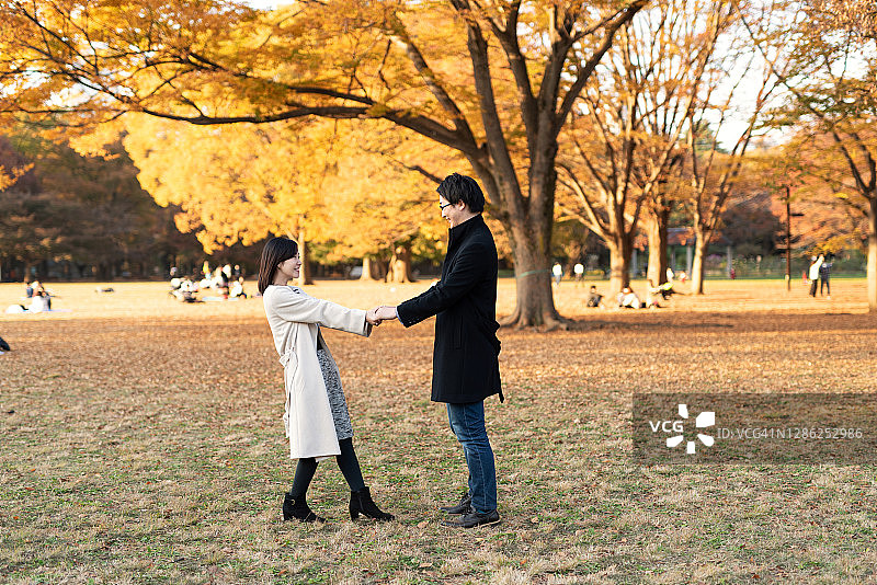 一对中年情侣在秋季公园约会图片素材