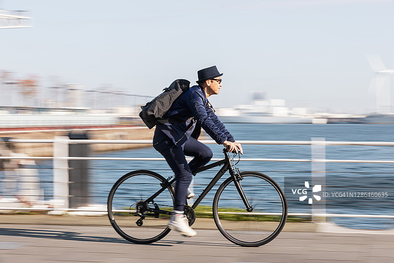 早上，一名男子骑自行车去贝塞德镇上班图片素材