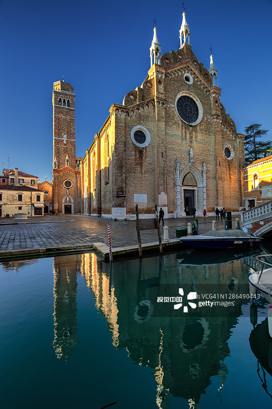 清晨，威尼斯的圣玛丽亚·格洛瑞莎大教堂图片素材