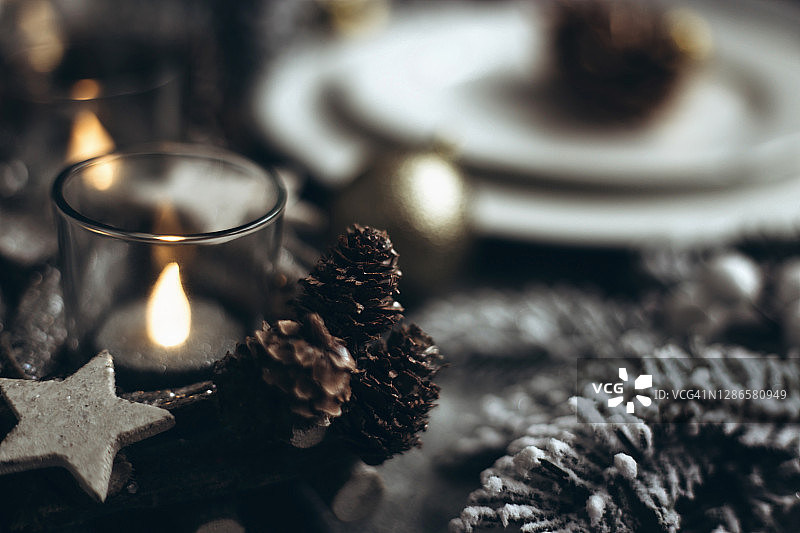 蜡烛在一个圣诞烛台上的背景盘子图片素材
