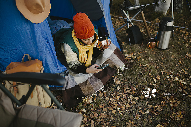 一对年轻的前卫夫妇正在露营图片素材