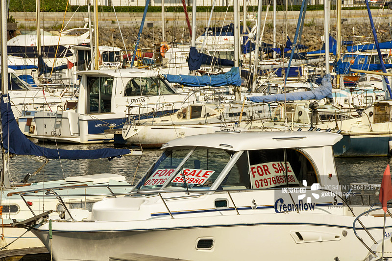 斯旺西码头上挂着"待售"标志的船只图片素材