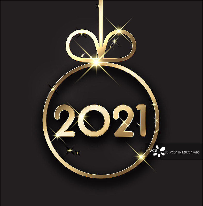有2021年标志的金色圣诞树玩具。图片素材