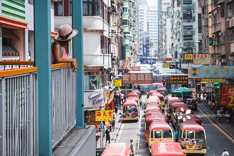 亚洲女人看着香港的巴士终点站图片素材