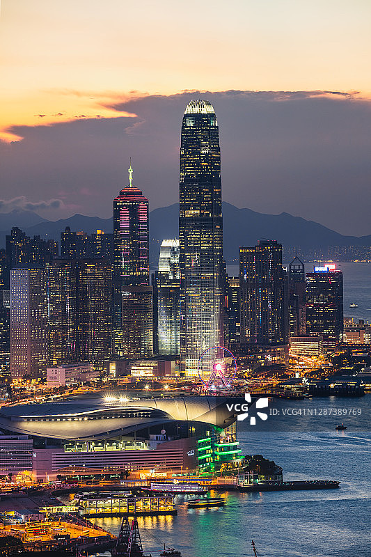 黄昏时分的国际金融中心和香港的天际线图片素材