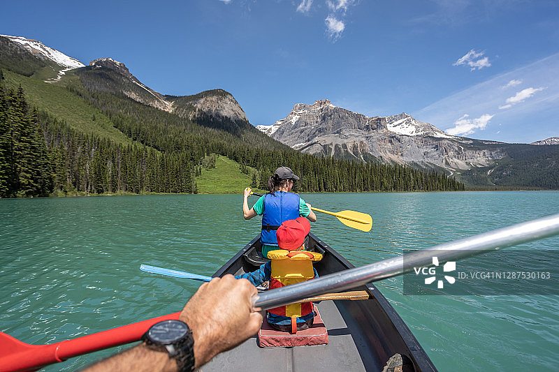 加拿大，不列颠哥伦比亚省，尤霍国家公园，夏天翡翠湖的家庭皮划艇图片素材