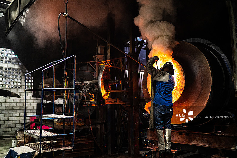金属工业工作-炼钢炉图片素材