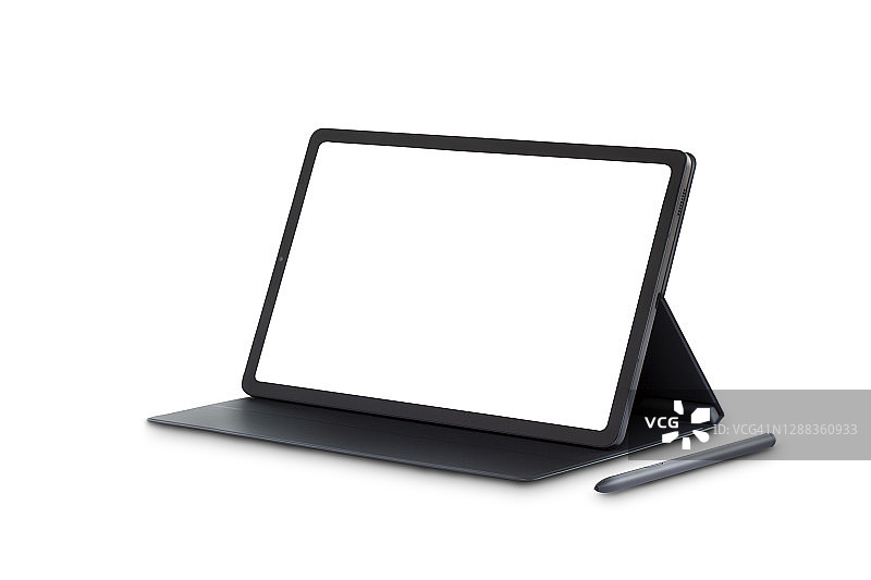 侧视图的新型号10.4“黑色平板是放置在封面与一支笔，空白屏幕与文本复制空间和现代技术概念隔离在白色背景。剪切路径。图片素材