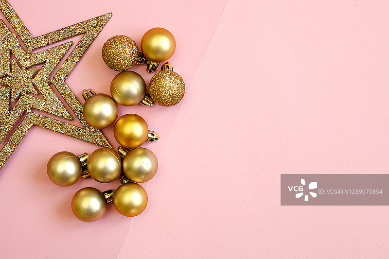 闪闪发光的金色小玩意儿和五彩纸屑。节日抽象粉色背景节日，新年，圣诞节。图片素材