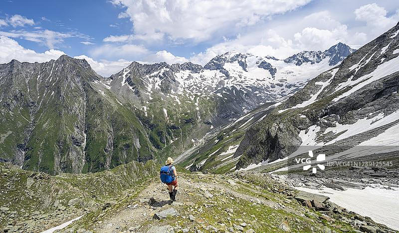 奥地利蒂罗尔，齐勒塔勒阿尔卑斯，柏林霍恩威格，从莫尔赫纳沙尔特下山到弗洛伊滕格兰德的徒步旅行者图片素材