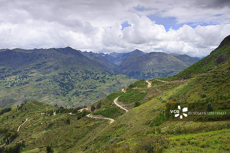 蜿蜒的山路，鲁塔111号，靠近瓦拉兹，安卡什地区，秘鲁图片素材