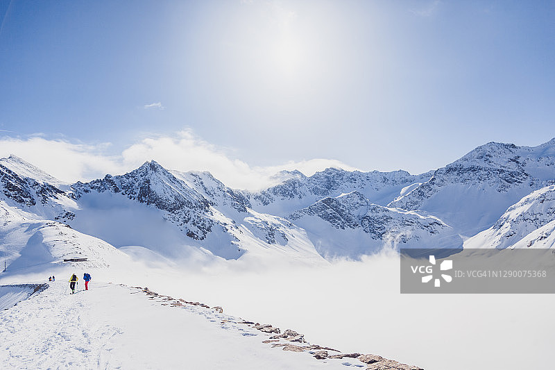 一群人在深雪中滑雪。冬天在奥地利泰洛的Kuethai。图片素材